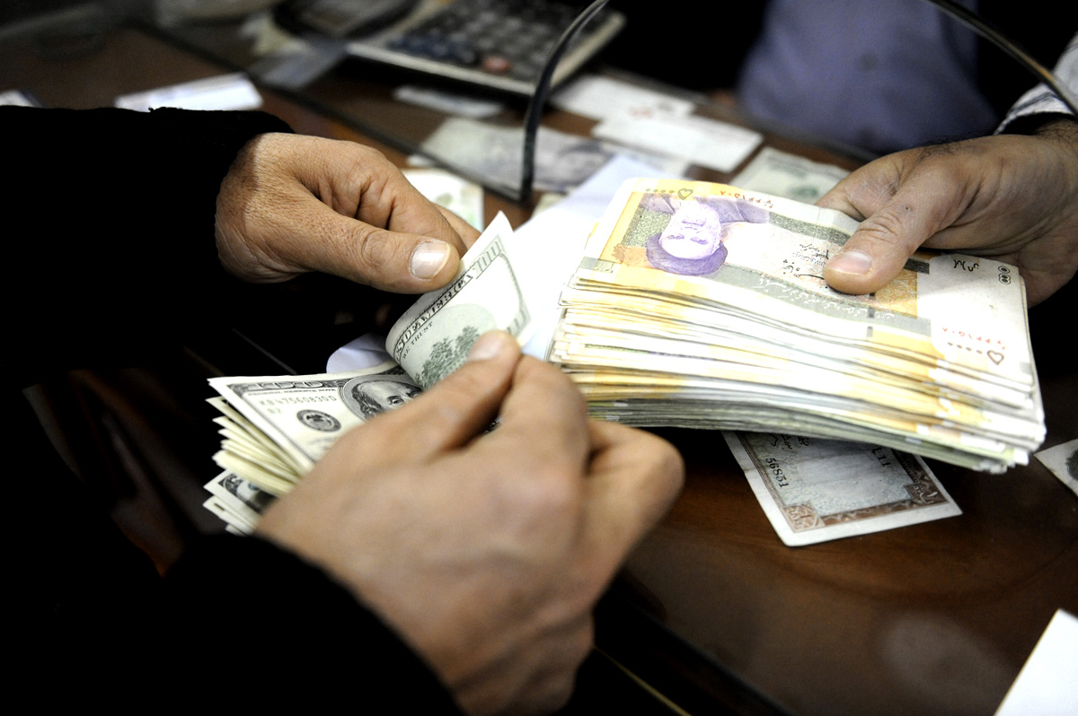 Биржа дает деньги. Валюта Ирана фото. Самая обесцененная валюта в мире. Иран money. Money and Exchange.