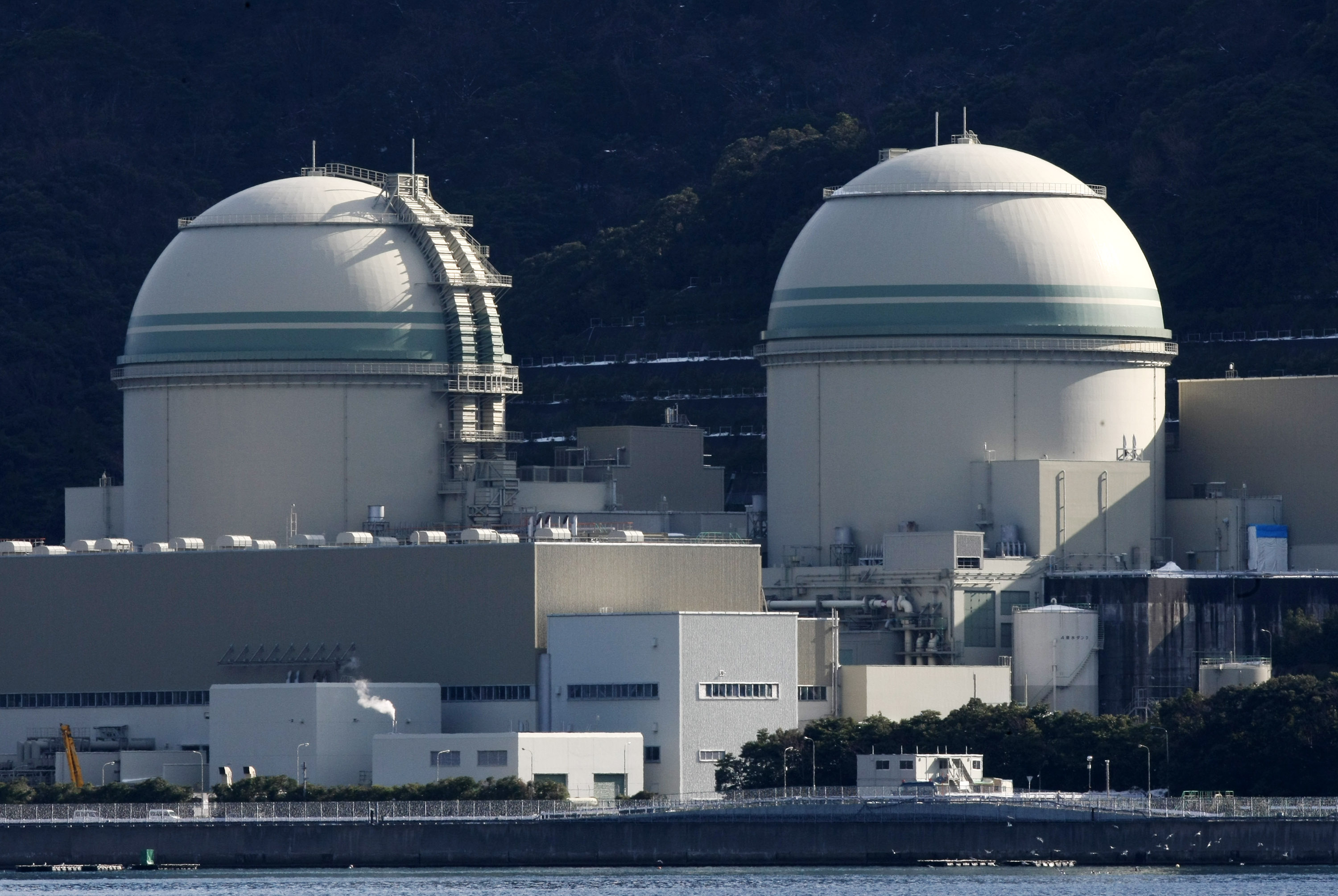 Запуск ядерного реактора. АЭС Такахама. Ядерный реактор. Атомный реактор. Атомный реактор снаружи.