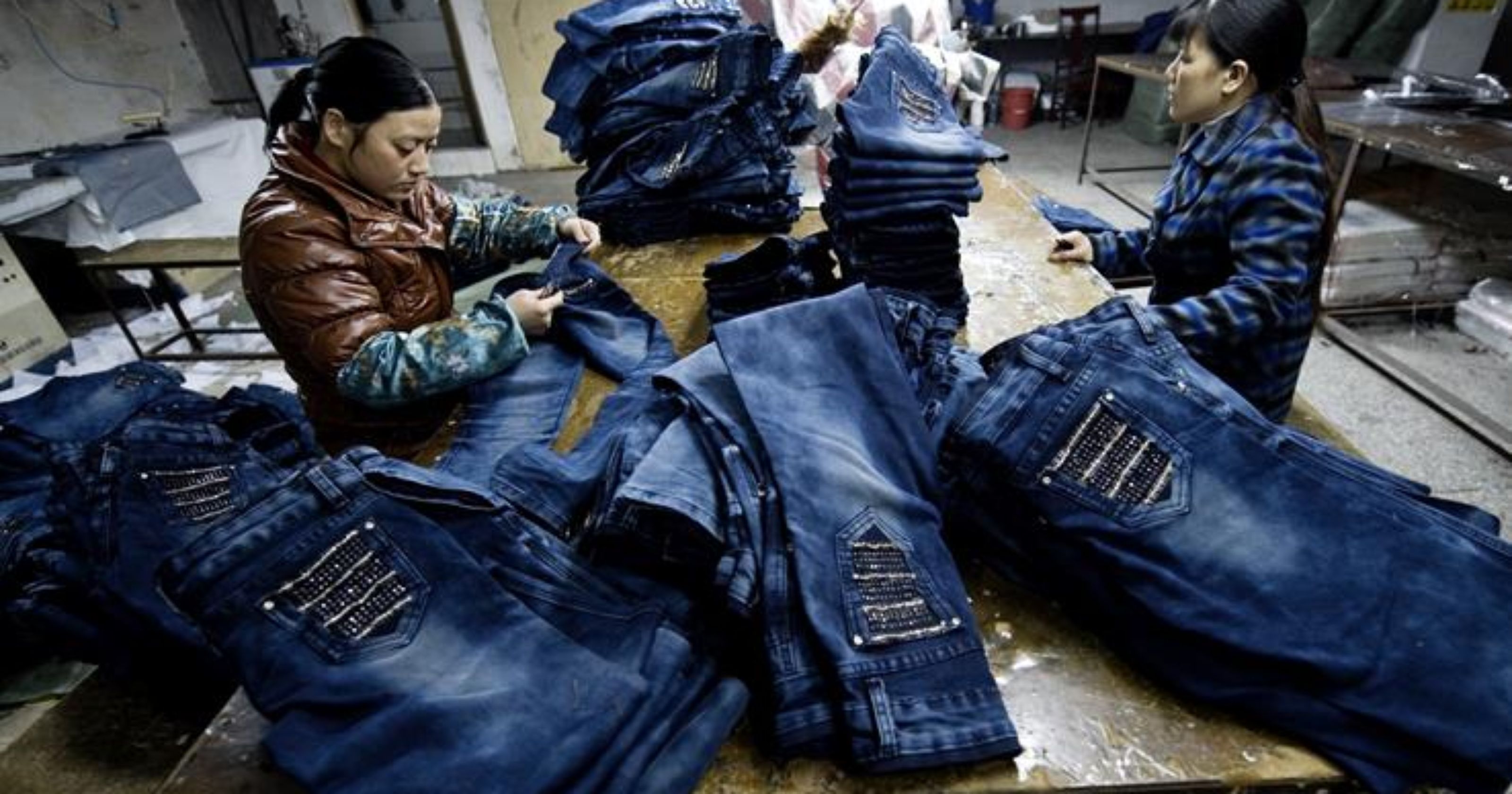 Джинсы на китайском. Производство джинсов. Фабрика джинсы Китай. Китайцы в джинсах. Производство джинсовой одежды.