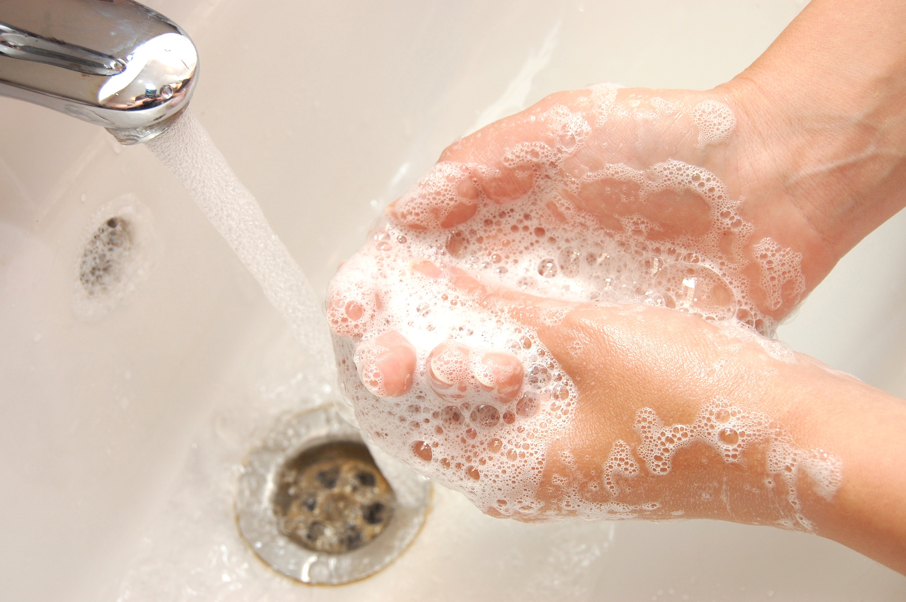Помыть без воды как. Мытье рук с мылом. Мыльные руки. Мыло для рук. Мыть руки.