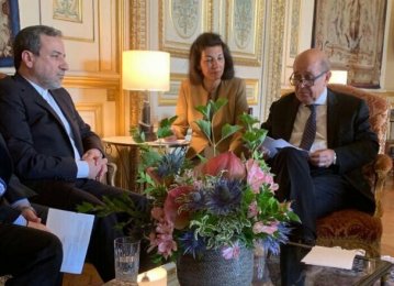 Macron, Araqchi Explore Ways of Easing Regional Tensions  
