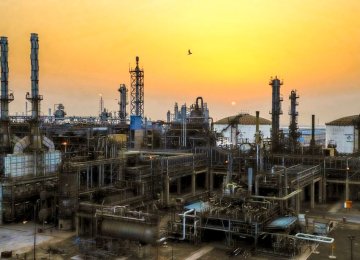 Arvand Petrochemical Company to Help Develop Downstream Industries
