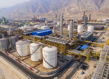 Petrochemical Company in Asalouyeh Striving to Boost Output and Export