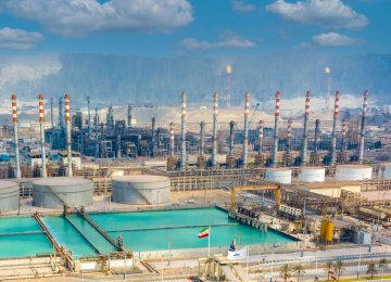 Tehran Refinery to Build 500-MW Solar Power Station 