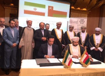 Arash Shahraini, a member of the board of directors and technical deputy of Export Guarantee Fund of Iran (L), and Qais bin Mohamed bin Moosa Al-Yousef, chairman of Export Credit Guarantee Agency of Oman, signed the agreement in Muscat on June 26.