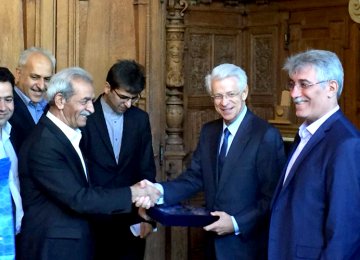 President of Iran Chamber of Commerce, Industries, Mines and Agriculture, Gholam-Hossein Shafeie (L) shaking hands with Chairman of Paris Ile-de-France regional Chamber of Commerce and Industry Didier Kling in the French capital on Monday.