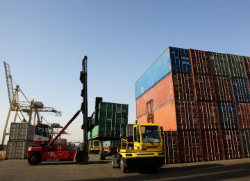 Iran's Trade With Persian Gulf States Reaches $22.8 Billion in Q1-3 
