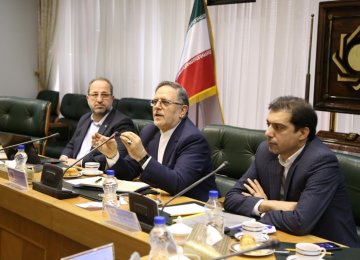 Valiollah Seif (C) addressed chief executives of banks at the CBI headquarters on March 7.