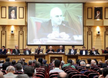Iran&#039;s New Economy Minister Meets a Despondent Business Community - Photo: Bahareh Taghiabadi