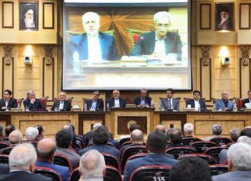 Mohammad Javad Zarif (4th L) addressed representatives of Iran Chamber of Commerce, Industries, Mines and Agriculture on June 24. (Photo: Bahareh Taghiabadi )