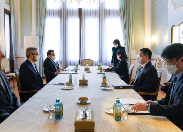 Iran, S. Korea Diplomats Discuss Unfreezing Assets