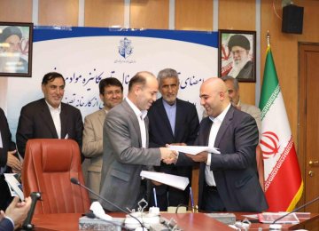 Head of Sistan-Baluchestan’s Ports and Maritime Organization Behrouz Aghaei (L) shakes hands with Managing Director of Life Trade Promotion Company Mohammad Arazesh after signing the agreement on May 23.