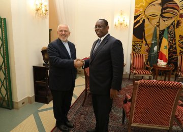 Iranian Foreign Minister Mohammad Javad Zarif (L) and Senegalese President Macky Sall, Dakar, Senegal, April 9
