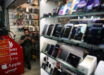 Mobile phone shops in central Tehran (File Photo)