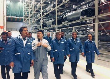 In an ongoing trip to China, Managing Director of SAIPA Mohsen Jahroudi (2nd R) visited Brilliance and Changan’s factories.