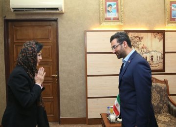 ICT Minister Mohammad Javad Azari-Jahromi (R) and the Asia-Pacific Telecommunity’s secretary general, Areewan Haorangsi, met in Tehran on May 8.