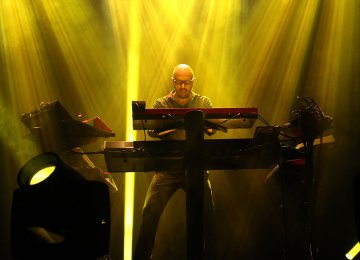 Christopher von Deylen performing in his recent concert at the fully-packed 3,000-strong Interior Ministry’s  Auditorium in Tehran. (Photo: Ritmeno.ir)