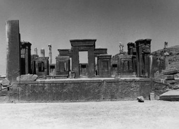 Giuseppe Zander’s Persepolis Restoration Report in Persian 