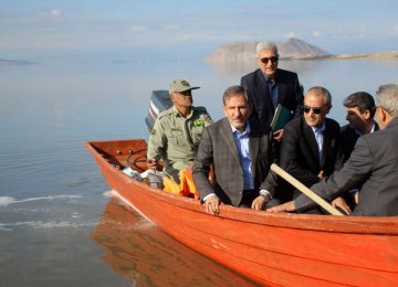 Es'haq Jahangiri, the first vice president (2nd L), visited Urmia Lake on April 1. 