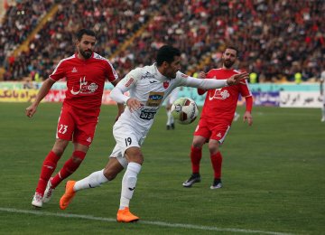 Vahid Amiri (No.19 in white) scored the winner for Persepolis.