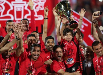 The cup was raised by the nine-year-old Hani Norouzi, son of former Persepolis captain, Hadi Norouzi, who passed away in October 2015 at the age of 30.