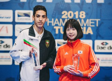 “Most Valuable Player” awards at the championships were awarded to Iran’s Hossein Lotfi (L) and South Korea’s Mireu Kang.