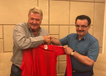 John Toshack (L) and Mohammad-Reza Zonouzi