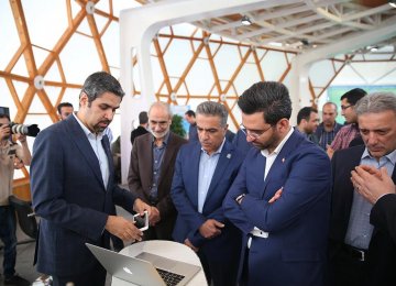 Mohammad Javad Azari-Jahromi (2nd R) during his visit to the University of Tehran’s Science and Technology Park on June 10.