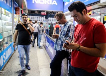 For Iran Hipsters: Smartphone Craze Was - Opinion