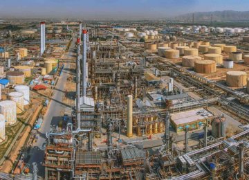 Iran Oil Refining Capacity to Increase 1.5 Times in 5 Years