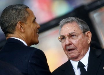 Obama, Castro Share Stage  at Summit as Detente Takes Hold