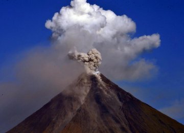  Lava Flows From Philippine  Volcano, 1000s Flee