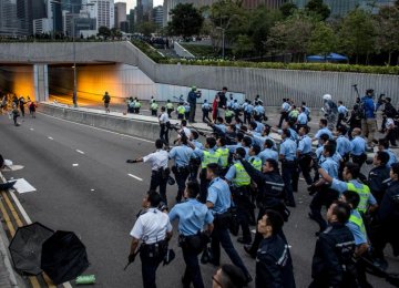 HK Clashes Force Closure of Gov’t HQ 