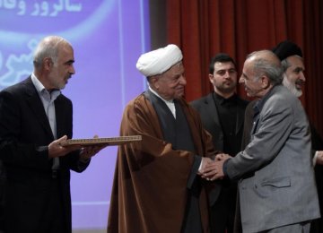 Rafsanjani Calls for Vigilance, Harmony  