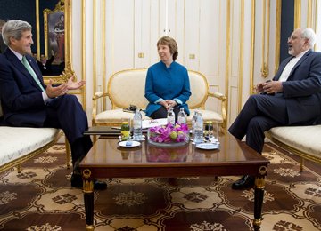 Zarif, Ashton, Kerry to Meet in Muscat 