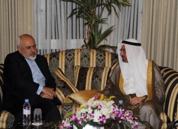 Zarif Meets Counterparts, OIC Chief in Kuwait 