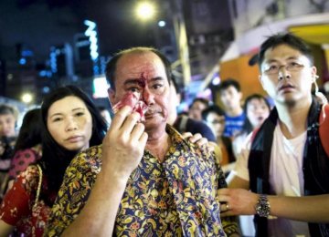 Bloody Street Clashes Reignite in Hong Kong 