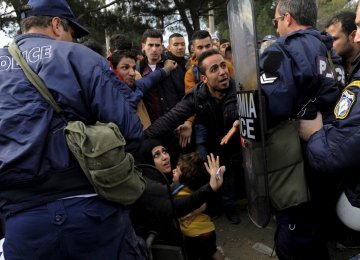 Migrants Spend Night on Macedonia Border