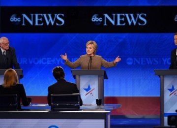 Clinton, Sanders Spar in Fierce Democratic Debate