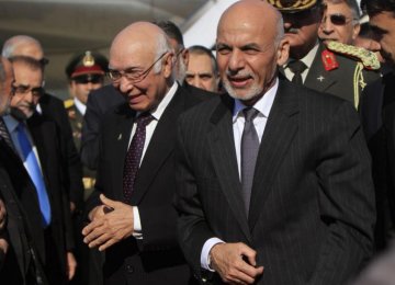 Ghani Visits Pakistan to Mend Ties 