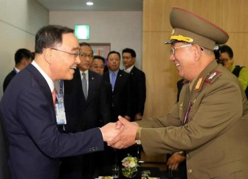 N. Korea Officials  in Rare South Visit 