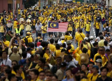 Tens of Thousands Demand Malaysia Premier Resign