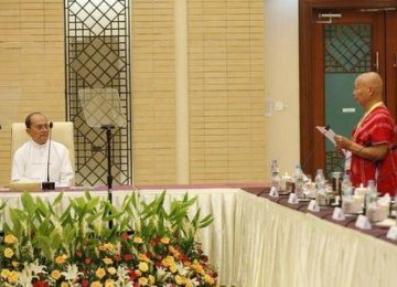 Myanmar President Meets Rebels for Peace Talks