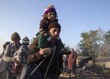 EU’s Juncker Summons Leaders  Over Balkan Refugee Crisis