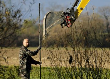 Slovenia to Erect Fence to Control Migrants