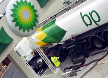 BP Cuts Investment as Sliding Oil Hits Profit