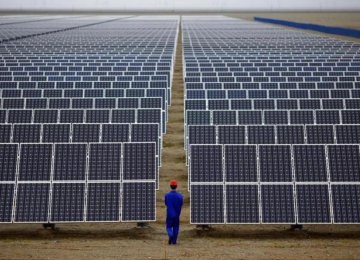 Oil Billionaire Makes $450m Bid on Russian Solar Ramp-Up