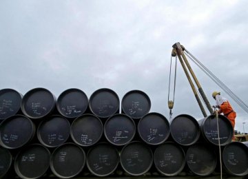 Initial Oil Deals With  Europe Reach 300,000 bpd 