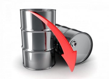 Oil Falls as Saudi Output Remains High