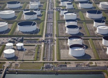 Traders Watch the Falling Price of Oil Storage